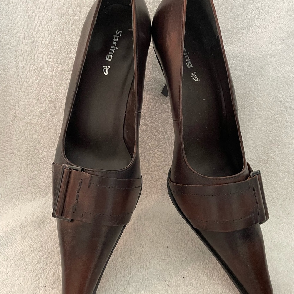 Spring brown leather heeled pumps